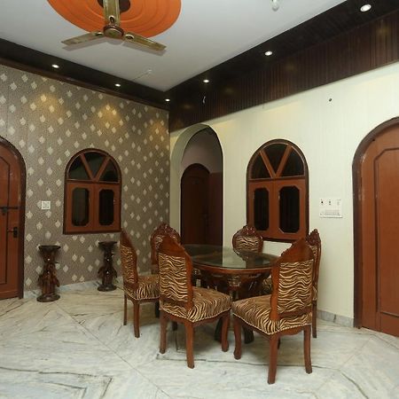 Oyo 18641 Hotel Rashmi Tājganj Extérieur photo