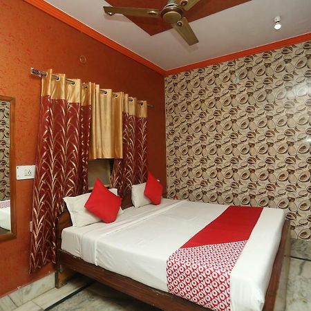 Oyo 18641 Hotel Rashmi Tājganj Extérieur photo