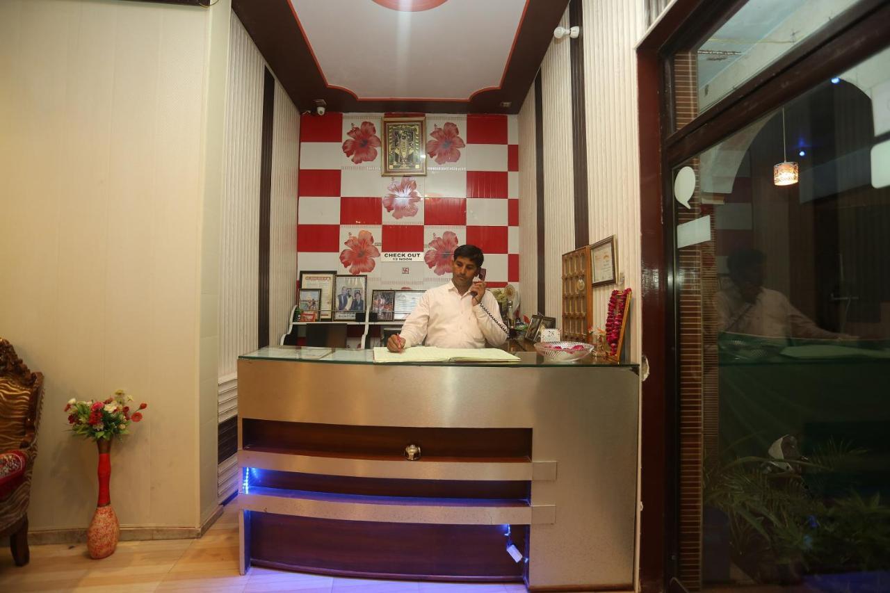 Oyo 18641 Hotel Rashmi Tājganj Extérieur photo