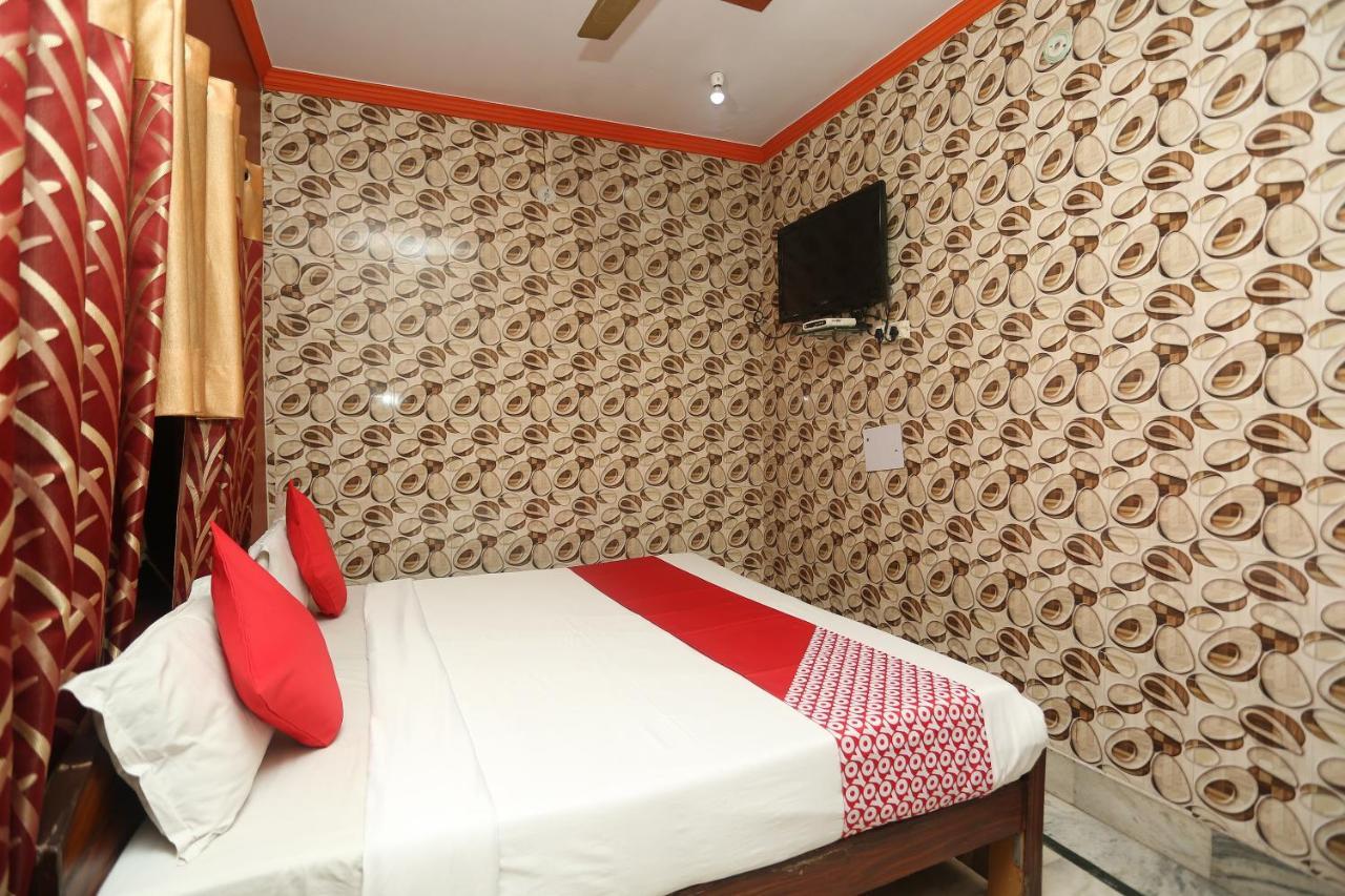 Oyo 18641 Hotel Rashmi Tājganj Extérieur photo