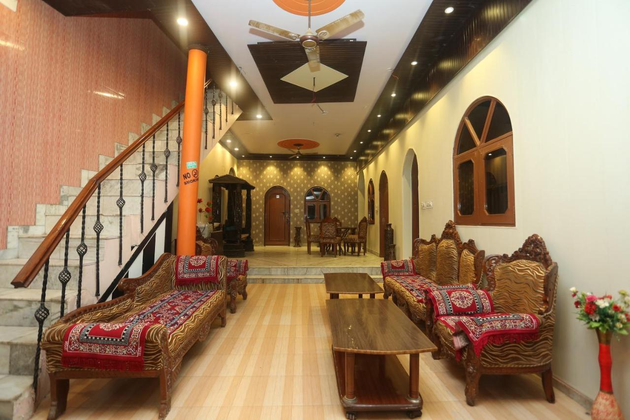 Oyo 18641 Hotel Rashmi Tājganj Extérieur photo