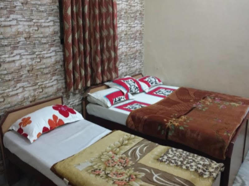 Oyo 18641 Hotel Rashmi Tājganj Extérieur photo