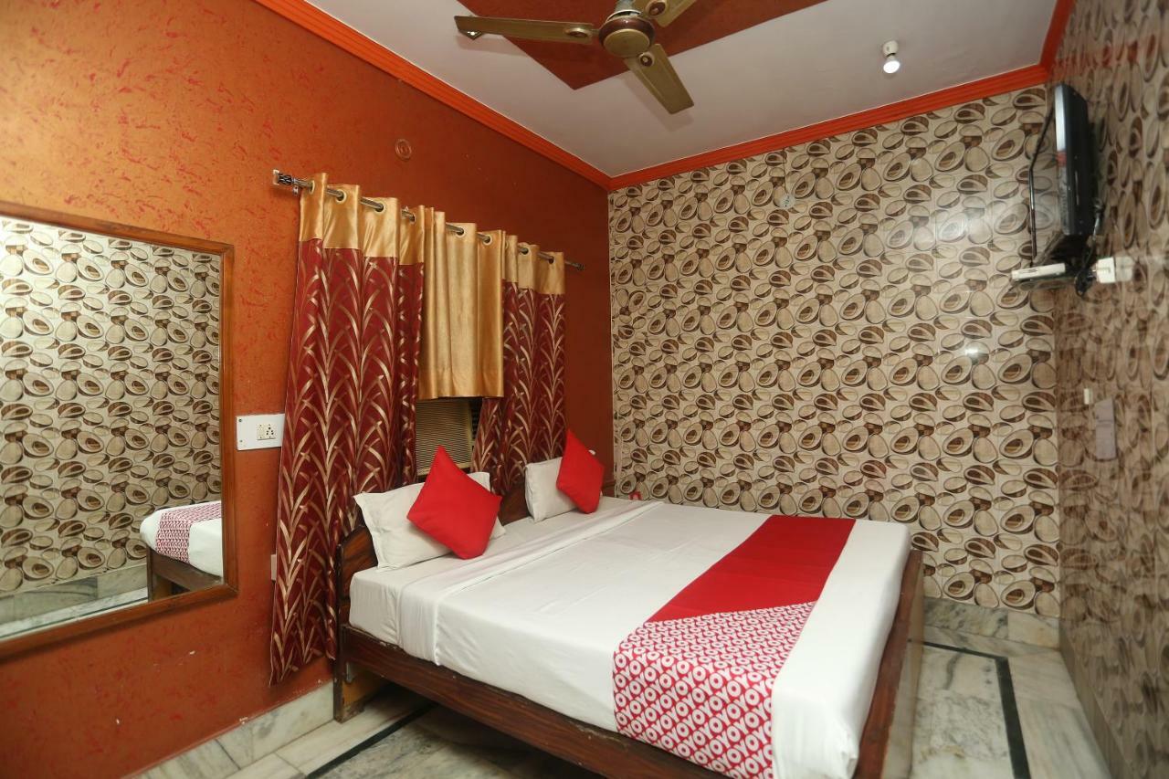 Oyo 18641 Hotel Rashmi Tājganj Extérieur photo